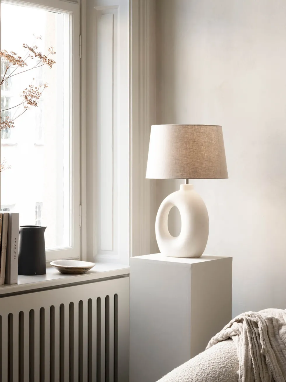 Ada – Elegant bordslampa i keramik, vit