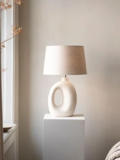 Ada – Elegant bordslampa i keramik, vit