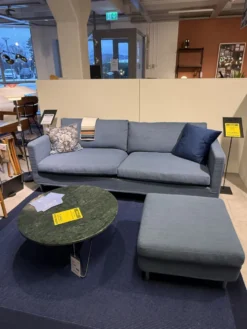 Alex 2,5-sits soffa & fotpall Fogia – Utställningsexemplar