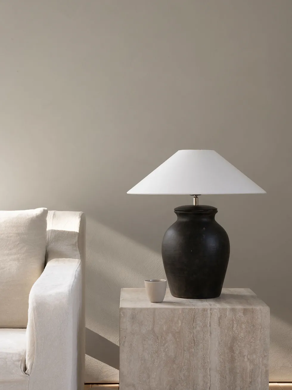 Berit – Bordslampa i terracotta, Black eller Light Grey
