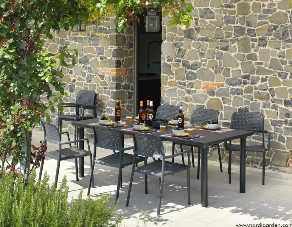Bora karmstol utomhus