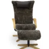 DELTA JIVE WOOD fåtölj med pall i fårskinn Scandinavian Brown