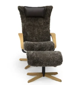DELTA JIVE WOOD fåtölj med pall i fårskinn Scandinavian Brown