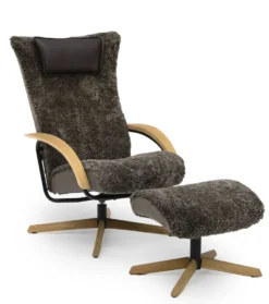 DELTA JIVE WOOD fåtölj med pall i fårskinn Scandinavian Brown