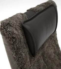 DELTA JIVE WOOD fåtölj med pall i fårskinn Scandinavian Brown