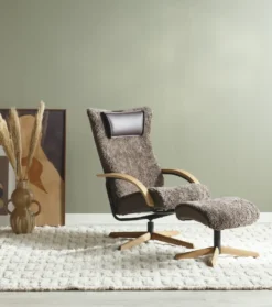 DELTA JIVE WOOD fåtölj med pall i fårskinn Scandinavian Brown