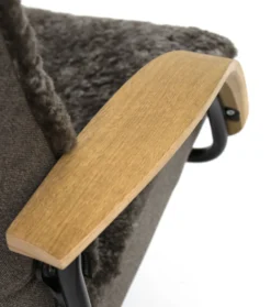 DELTA JIVE WOOD fåtölj med pall i fårskinn Scandinavian Brown