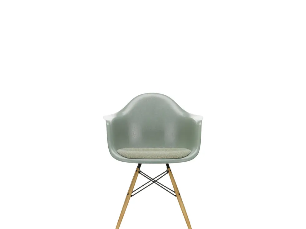 Eames Fiberglass Armchair DAW