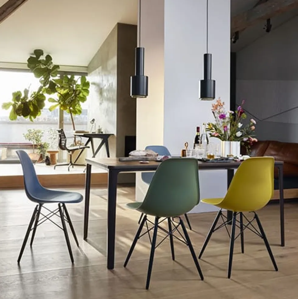 Eames Fiberglass Side Chair DSW