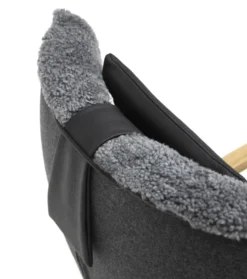 Ekenäs 2.0 fåtölj med pall i fårskinn Grey