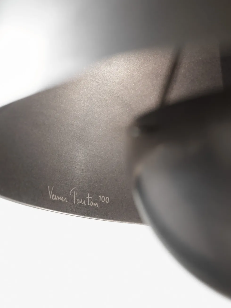 Flowerpot VP1 taklampa – Anniversary Edition Pewter