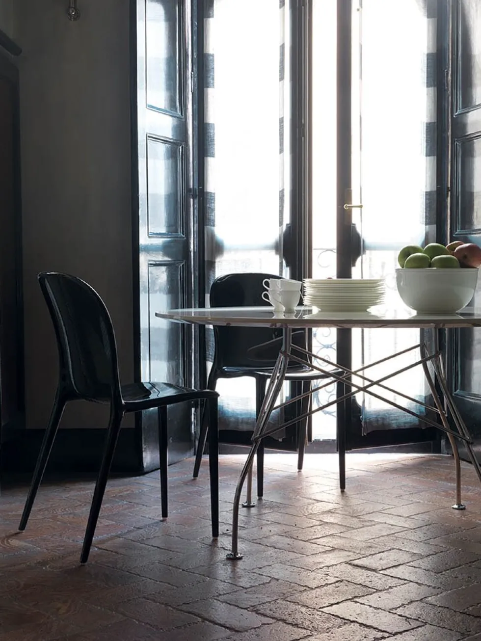 Glossy runt marmorbord 150cm med vita ben