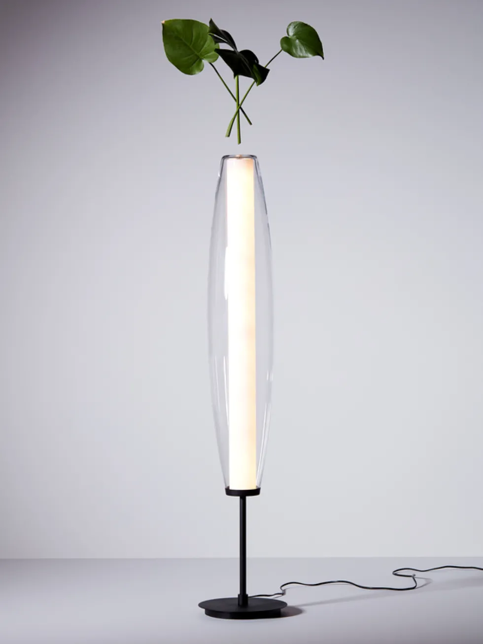 Golvlampa Zenta svartstruktur/opal glas