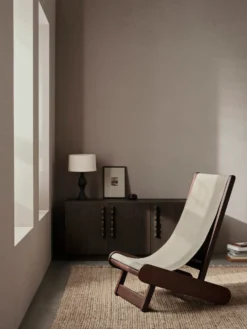 Hemi Lounge Chair – Mörkbetsad/Naturlig