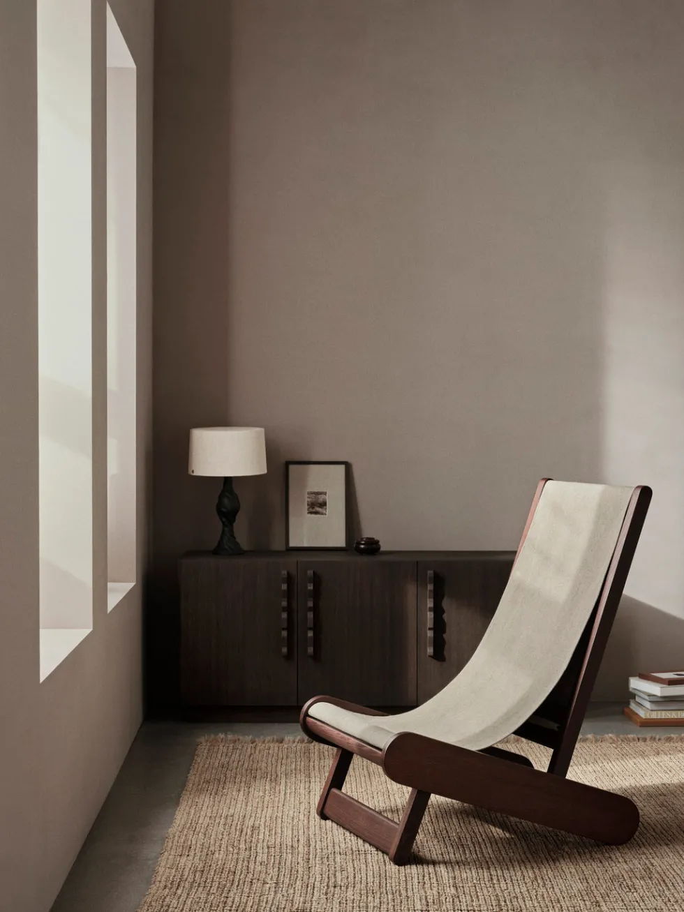 Hemi Lounge Chair – Mörkbetsad/Naturlig