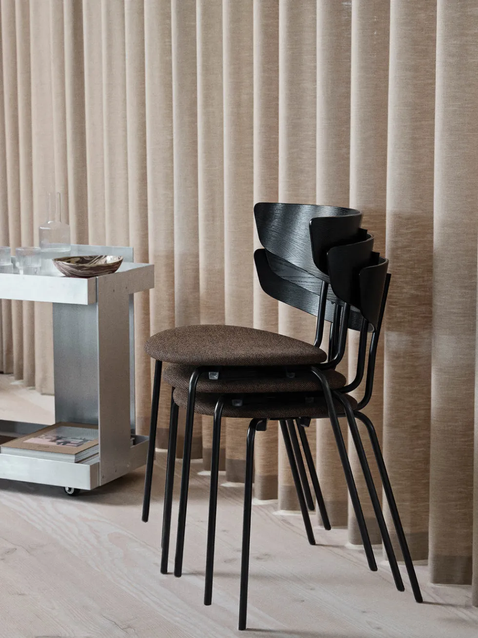 Herman Dining Hallingd. – Svart/Mörkbrun Stol