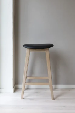 KYOTO Barpall vitoljad ek, sits läder svart