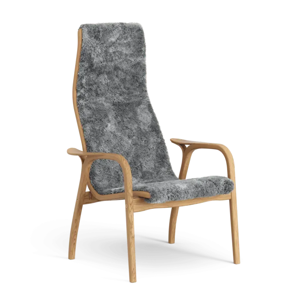 Lamino fåtölj i oljad ek med fårskinn