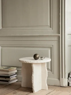 Mineral Skulpturbord – Bianco Curia