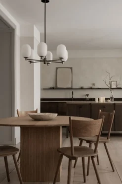 Noor Chandelier – Takkrona med munblåst glas och svart krom
