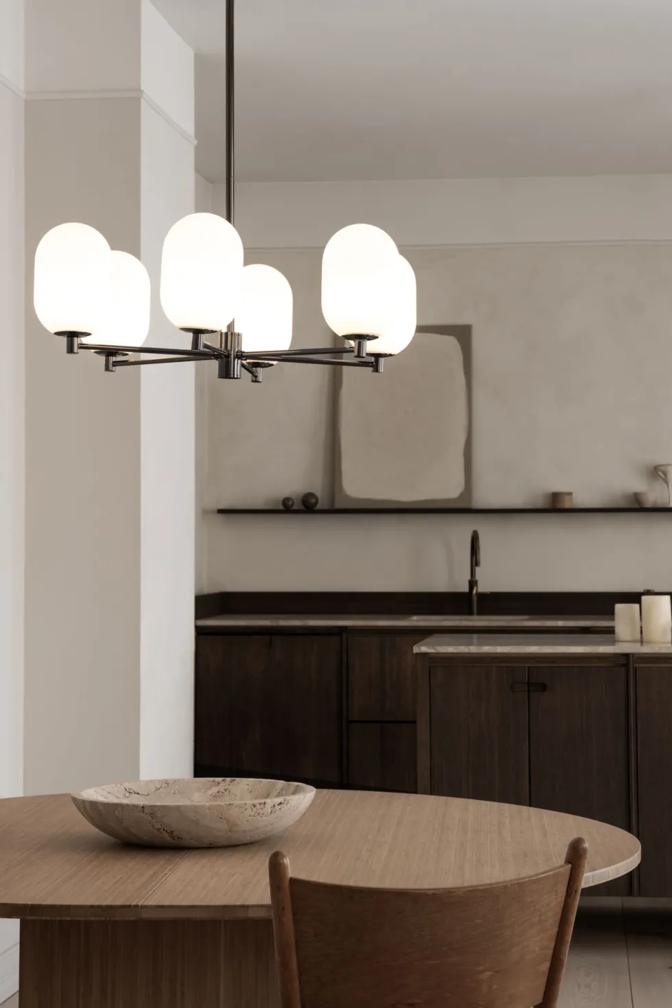 Noor Chandelier – Takkrona med munblåst glas och svart krom