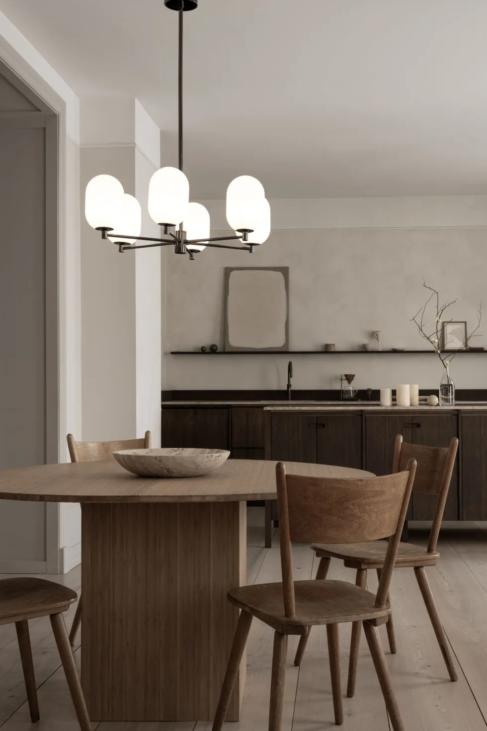 Noor Chandelier – Takkrona med munblåst glas och svart krom