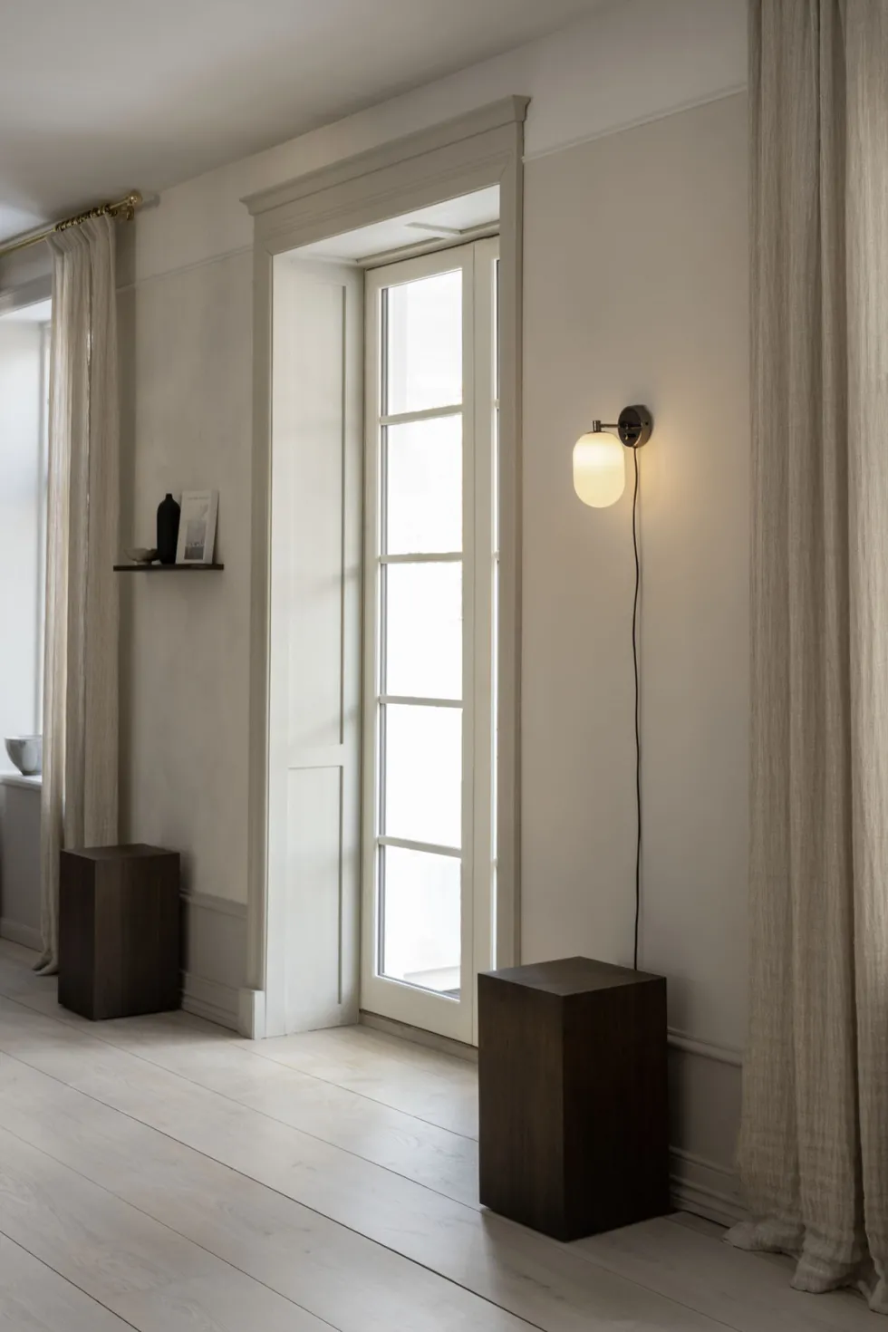 Noor Wall – Vägglampa i munblåst glas och svart krom