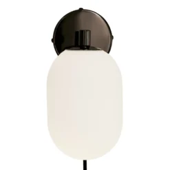 Noor Wall – Vägglampa i munblåst glas och svart krom