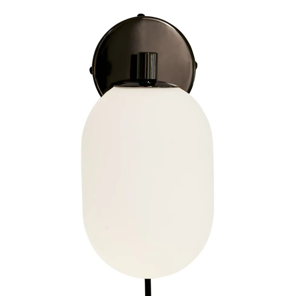 Noor Wall – Vägglampa i munblåst glas och svart krom