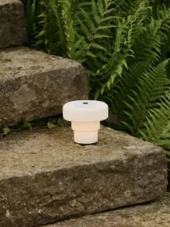 Ripple Portable Lamp White – Bärbar Bordslampa i Munblåst Glas