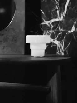 Ripple Portable Lamp White – Bärbar Bordslampa i Munblåst Glas