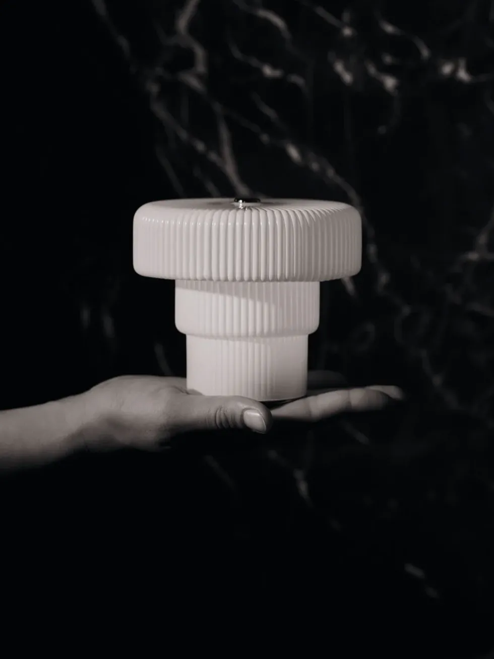 Ripple Portable Lamp White – Bärbar Bordslampa i Munblåst Glas