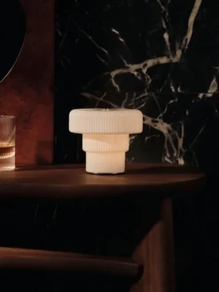 Ripple Portable Lamp White – Bärbar Bordslampa i Munblåst Glas