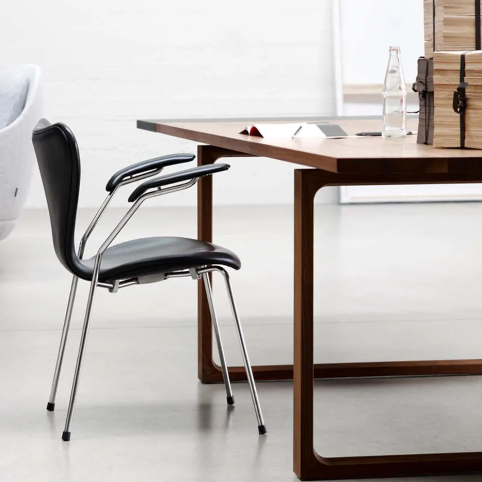 Sjuan 3207 karmstol lackad