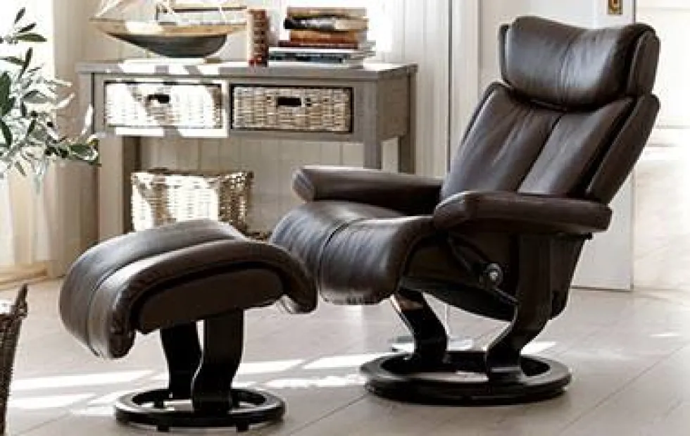 Stressless Magic M fåtölj & pall Signature base