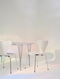 Superellips B611 matbord med vit laminatskiva och kromade ben