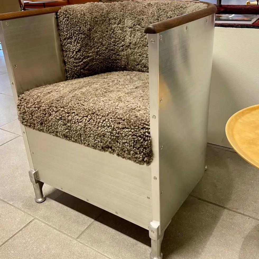Theselius Aluminium fåtölj Fårskinn Severins edition