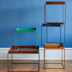 Tray table s sidobord