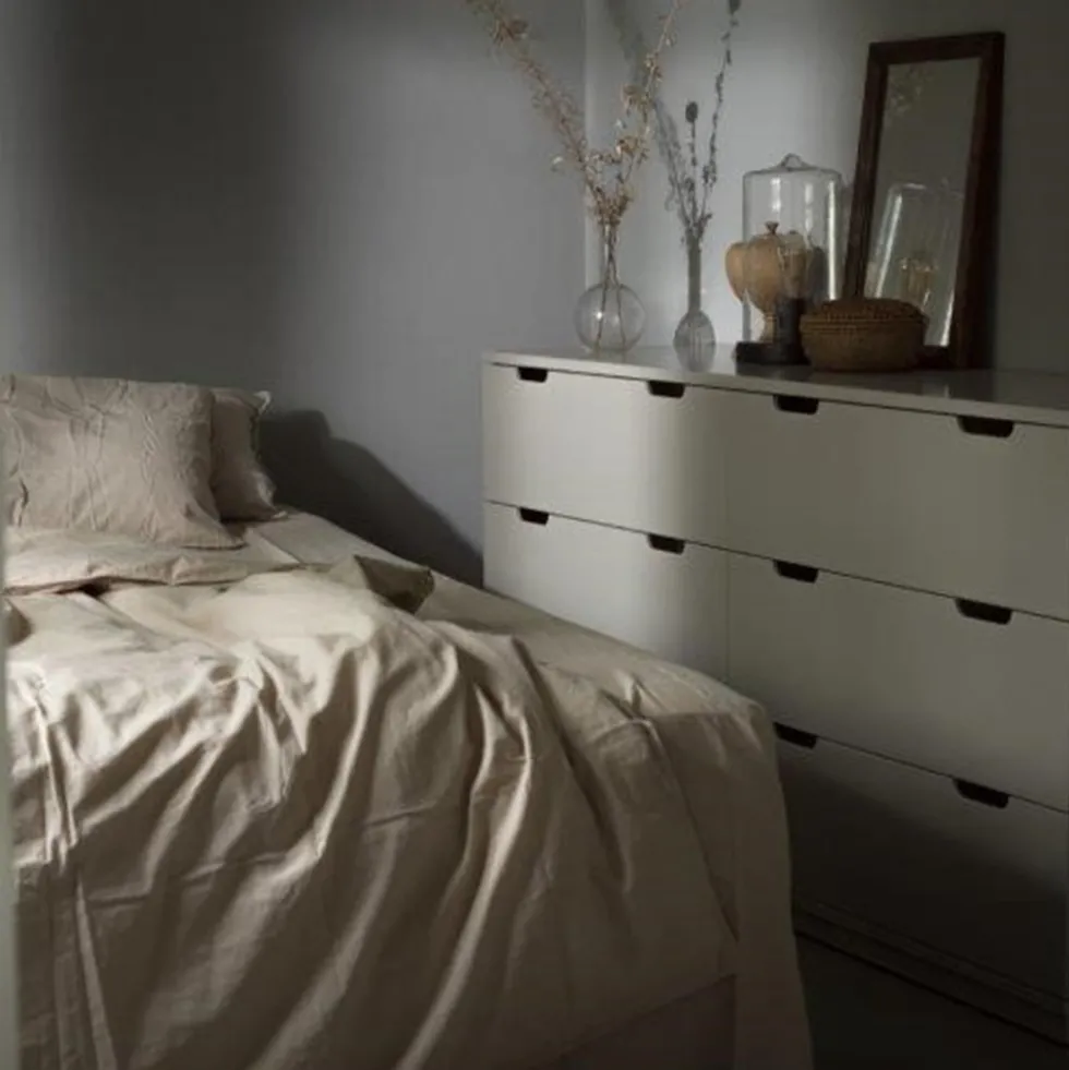 Volt vitrinskåp lågt beige