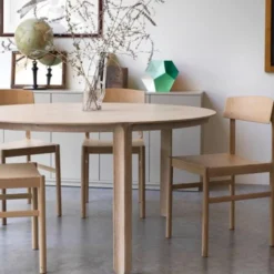 Volt vitrinskåp lågt beige